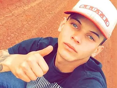 Jovem é brutalmente assassinado a tiros enquanto empurrava moto ao lado da namorada em MS