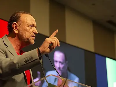 Presidente do PT afirma que articulação com o Centrão é compatível com a estratégia do partido