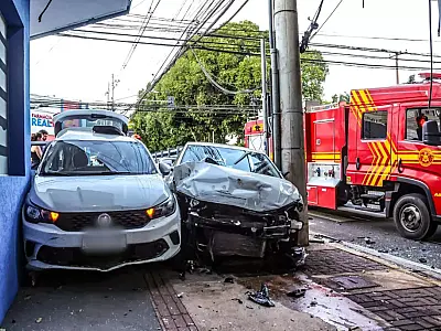 Acidente na Rua Rui Barbosa deixa carros prensados em parede de comércio