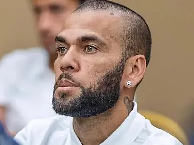 Neymar envia R$ 800 mil para ajudar na defesa do jogador Daniel Alves em meio a acusações de estupro