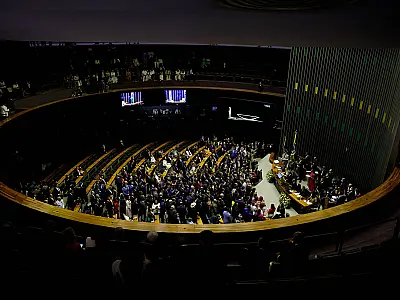 Alerta democrático: Sociedade critica PEC da Anistia no Congresso