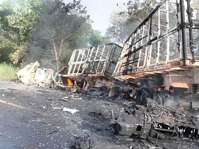 Colisão entre carretas deixa dois mortos em Batayporã