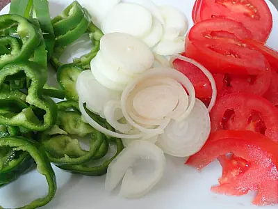 Oferta maior derruba preços da cebola e do pimentão, mas frio encarece frutas em MS
