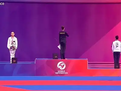 Ginasta russa protesta virando de costas durante hino da Ucrânia em pódio da Copa do Mundo