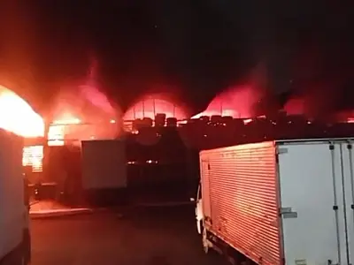Incêndio de grandes proporções atinge a Ceasa-RJ em Irajá