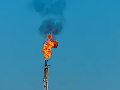 Alta do petróleo já pressiona previsões de inflação e juros para 2026
