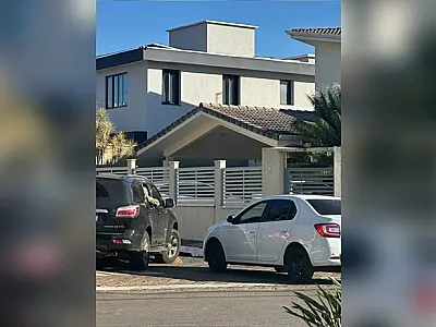 PF encontra dólares e pen drive escondido em banheiro durante operação na casa de Bolsonaro
