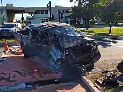 Grave acidente envolvendo veículo com 8 pessoas na Duque de Caxias deixa três em estado grave