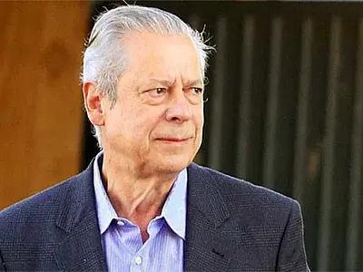 José Dirceu anuncia retorno à política e critica prisão de Bolsonaro