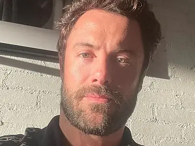 Ator Kayky Brito recebe alta após grave atropelamento