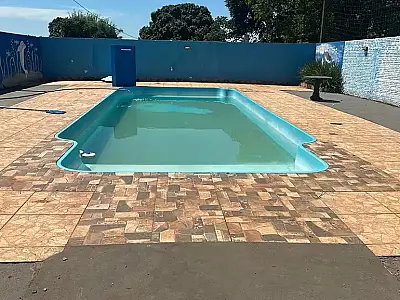 Jovem que teve cabelo sugado em piscina permanece em estado grave: espaço de festas é interditado