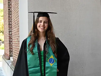 Brasileira faz história em Harvard: primeira a conquistar a maior nota da turma em 400 anos
