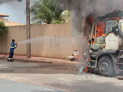 Caminhão de cimento é consumido por chamas em Campo Grande