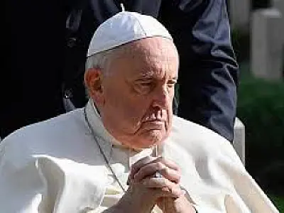 Saúde do Papa Francisco se estabiliza após complicações respiratórias