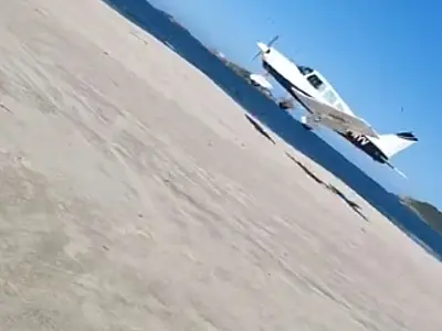 Avião realiza pouso de emergência em  praia na Grande Florianópolis