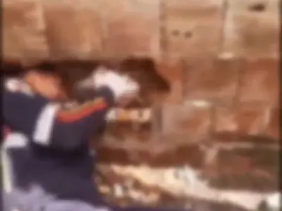 Bebê encontrado entre paredes morre e polícia pede internação da mãe