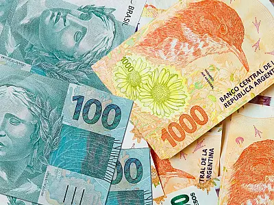 Enquanto o real sobe 16% no ano, o peso argentino sofre forte desvalorização