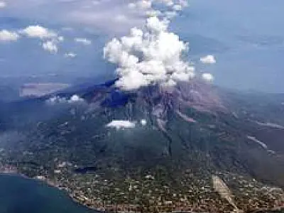 Erupção do vulcão Sakurajima paralisa voos e espalha cinzas no sudoeste do Japão