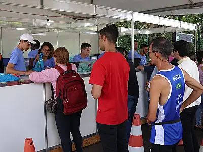 Esporte e solidariedade: atletas recebem kits e se preparam para a Corrida dos Poderes neste sábado