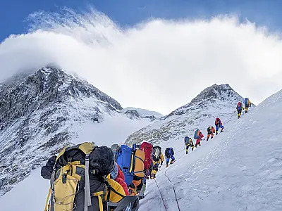 Corrida contra o tempo: Tempestade de neve deixa mais de 200 pessoas presas no Monte Everest