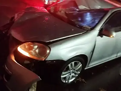 Motorista destrói carro e derruba poste no Jardim Imá, mas sai sem ferimentos
