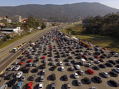 Congestionamento nas rodovias em direção ao litoral aumenta durante o Réveillon