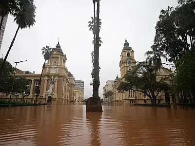 Chuvas contínuas elevam o nível do rio Guaíba a 5,3m, deixando 95,7 mil pessoas fora de casa no RS