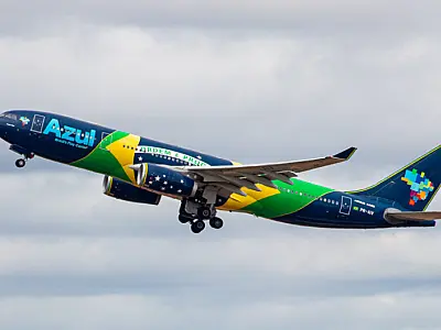 Avião da Seleção Brasileira faz voo especial sobre praias do Rio antes de embarque para a Copa