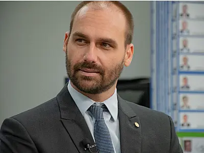 Aliados de Bolsonaro veem cerco a Eduardo se fechar e apontam deputado como 'novo Olavo de Carvalho'
