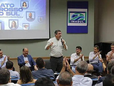Prefeitos pressionam por reeleição de Nelsinho Trad durante reunião com Riedel