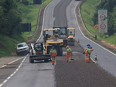 Sete trechos da BR-163 têm interdições e 23 operam em sistema "pare e siga" nesta segunda em MS