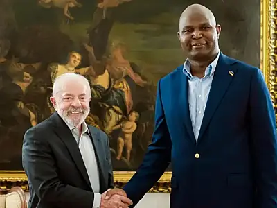 "Dá até para beber": Lula exalta biodiesel da Petrobras em visita a Moçambique