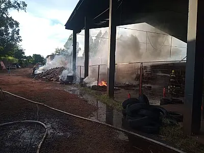 Incêndio causa grande prejuízo em empresa de reciclagem de pneus em Campo Grande