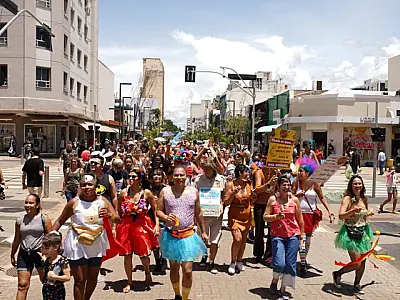 Blocos de Carnaval invadem as ruas de Campo Grande para um fim de semana animado