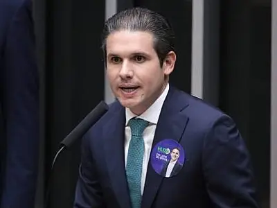 Câmara aguarda parecer jurídico para decidir posse de suplente de Carla Zambelli