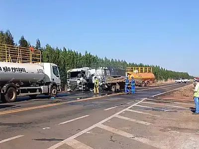Colisão entre caminhonete e carreta causa incêndio na MS-377