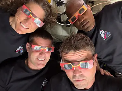 Astronautas posam de óculos enquanto assistem eclipse solar do "lado oculto" da Lua