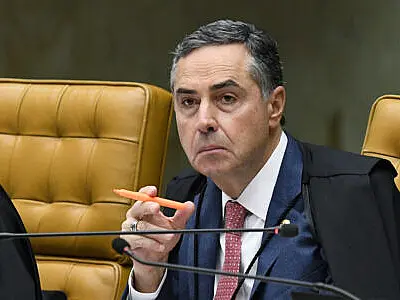 Senado aprova PEC que limita poderes do STF