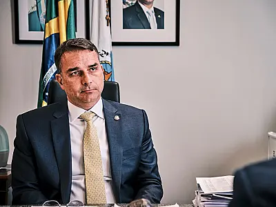 Especialista aponta que eventual condenação por calúnia pode afetar elegibilidade de Flávio