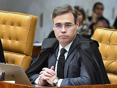 Ministro do STF paralisa processos de réus dos ataques de 8/1, levando casos para o plenário físico