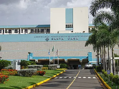 Funcionário da Santa Casa de Campo Grande cai de passarela e é socorrido em estado grave