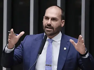 Eduardo Bolsonaro afirma que Barroso jogou carreira na lata do lixo para perseguir a direita