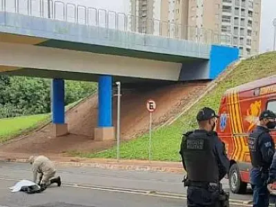 Homem de 38 anos cai de viaduto da Afonso Pena e não resiste; acidente mobiliza equipes de resgate