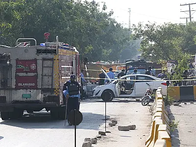 Homem-bomba explode carro em Islamabad e deixa 12 mortos