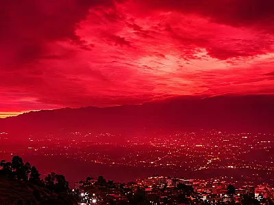 Céu vermelho impressiona Caracas em meio à tragédia que já matou quase 2 mil pessoas