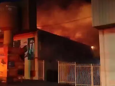 Moradora evita que incêndio atinja casa ao acordar de madrugada em Campo Grande