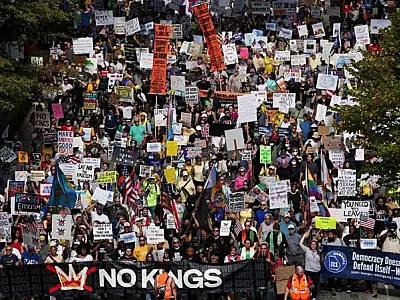 Protestos "No Kings" mobilizam milhões contra governo Trump; presidente responde com vídeo de IA