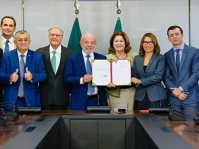 Lula põe fim à "taxa das blusinhas", com isenção para compras até US$ 50
