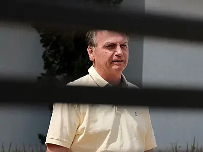 Bolsonaro presta depoimento à Polícia Civil sobre arma apreendida em veículo de segurança