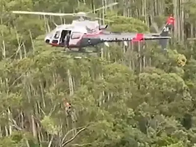 Equipes de resgate retiram corpos de vítimas de acidente de helicóptero em Paraibuna, SP